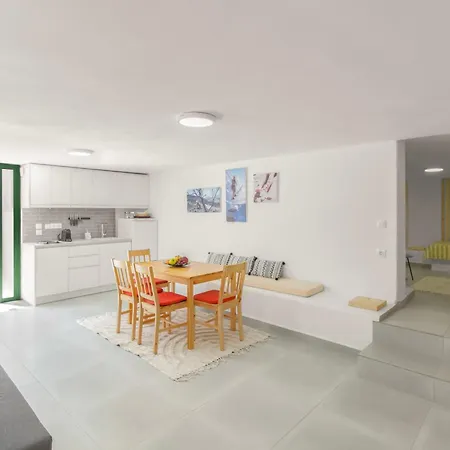 فيلة Lefkes View *